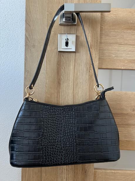 Čierna malá kabelka,