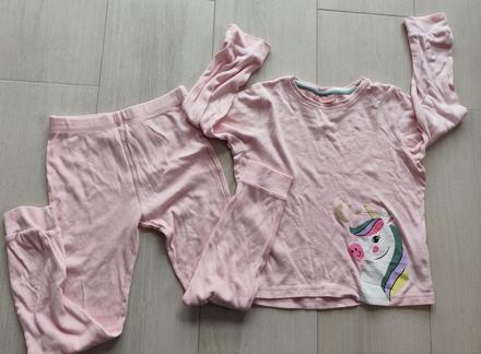 Predám dievčenské pyžamo, 122