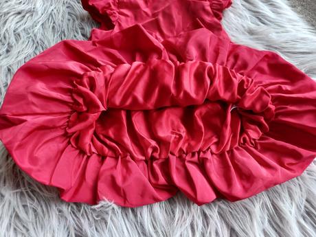 Červené saténové šaty č.56, 56