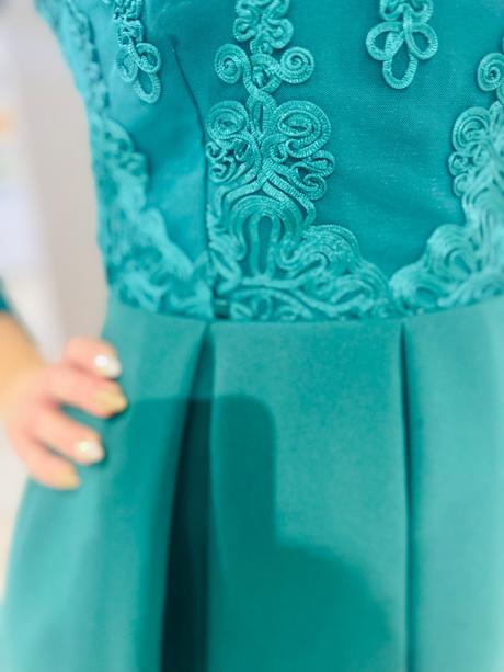 Smaragdove spoločenské šaty, 40