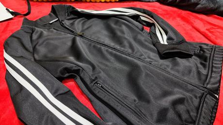 Čierna mikina s pásikmi, xs