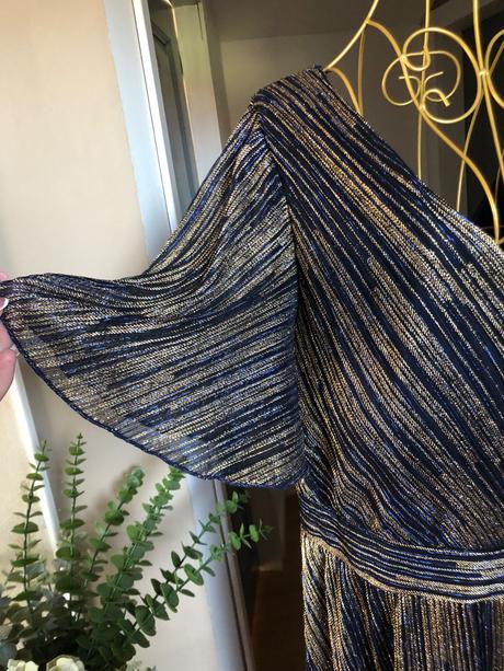 Tmavomodré šaty so zlatými detailami, 48