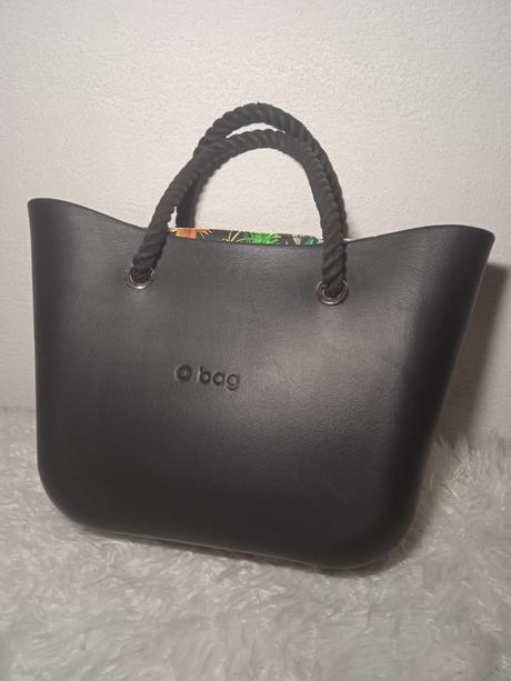 Kabelka s nápisom obag, 