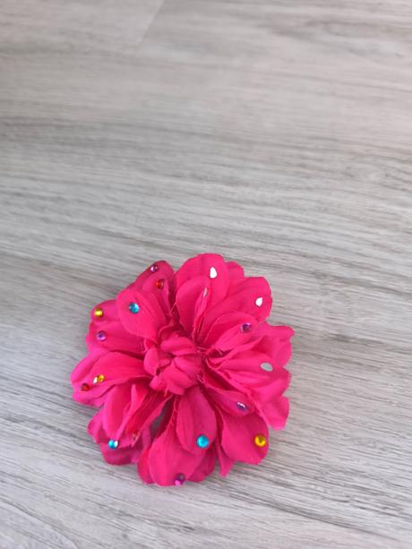 Ozdoba do vlasov  i na oblečenie, 