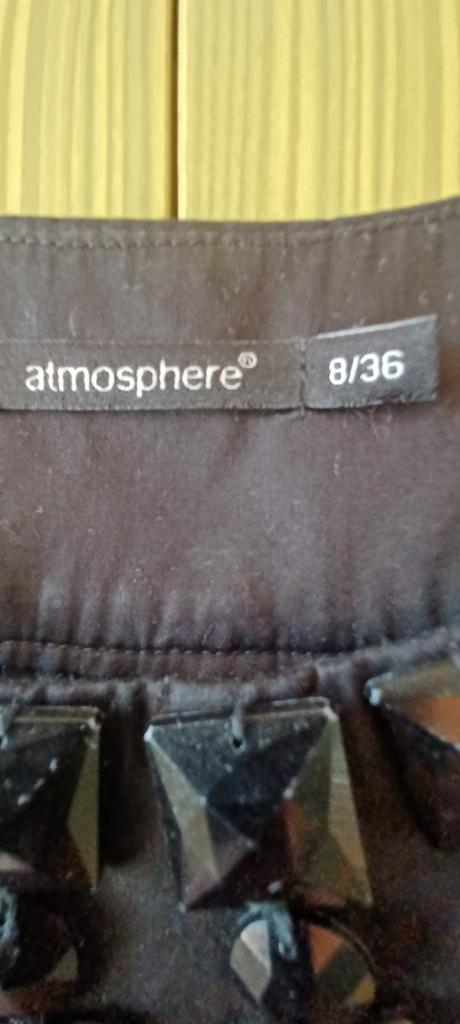 Šaty 36, atmosphere,36