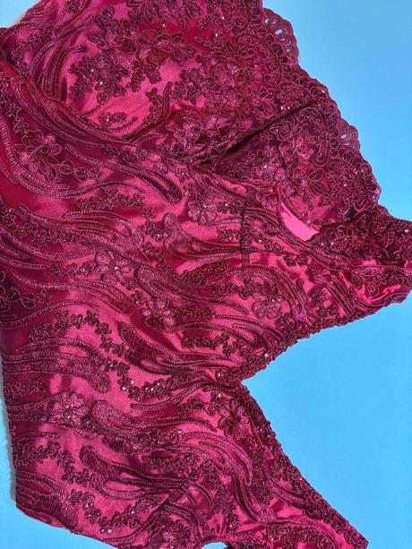 Červené spoločenské šaty, 42