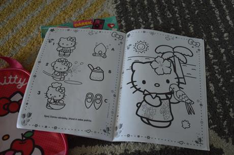 Ruksačik hello kitty, vymalovánky, časopis,