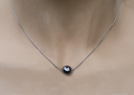 Minimalistický náhrdelník s terahertzom,