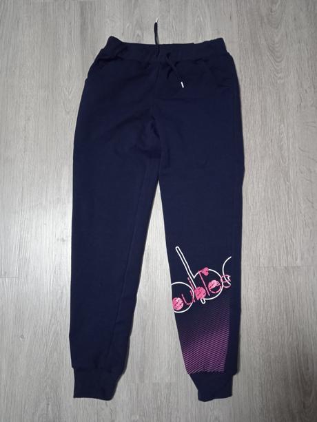 Dievčenské tepláky, 146