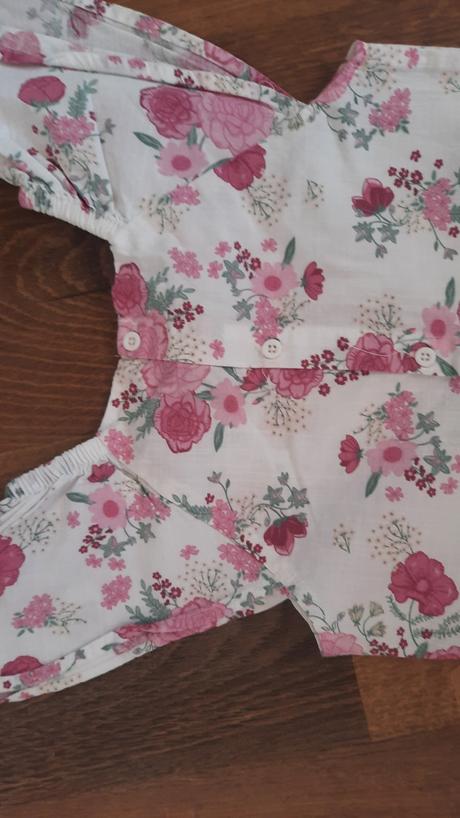 Šaty s ružovými kvietkami, 134