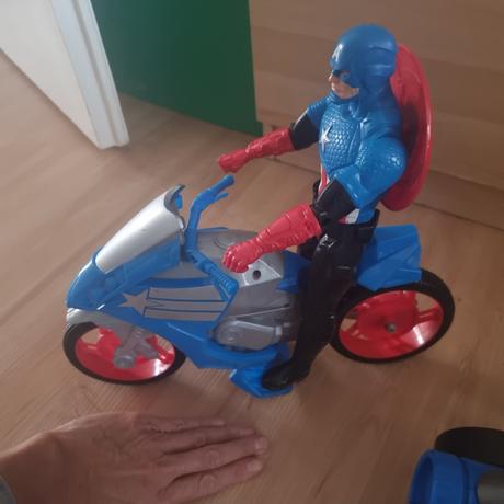 Kapitán america na motorke,