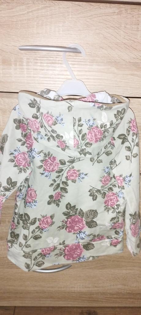 Romantická mikina, 104