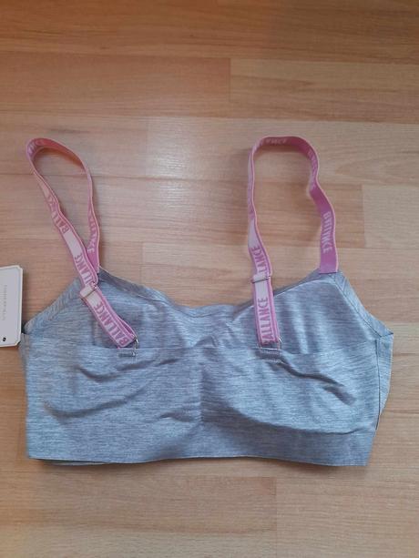 Šedá podprsenka, gate,s