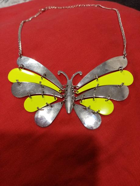 Motýľ nahrdelnik, 