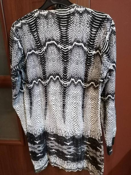 Predlžený svetrík s hadím vzorom, 