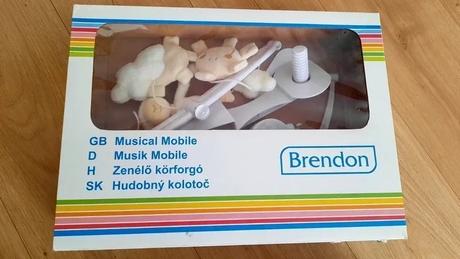 Brendon hrajúci kolotoč nad postielku, 