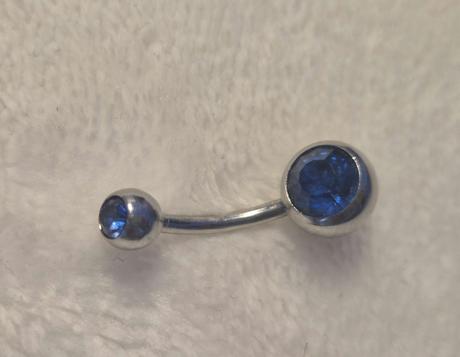 Piercing do pupku,