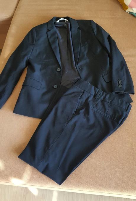 Oblek tmavomodry h&m, 134