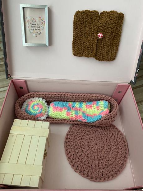 Háčkovaná bábika v kufríkovom domčeku, 