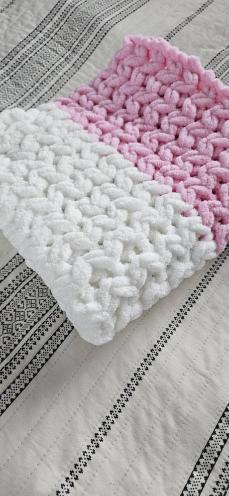 Predám handmade hačkované čiapky, deky, oblečenie, <50