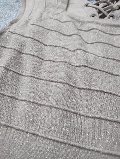 Trblietavé pletené šaty, s