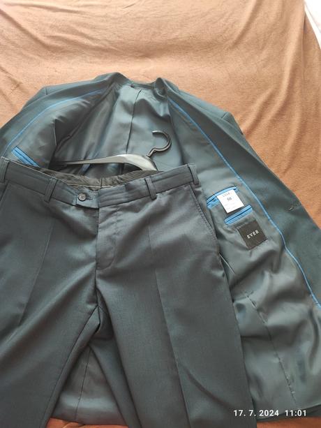 Tmavomodrý oblek, 50