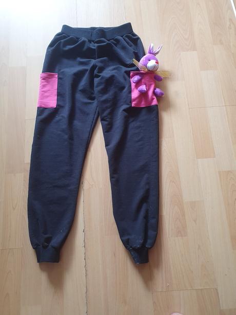 Predám dievč. tepláky s macíkom veľ. 146, 146
