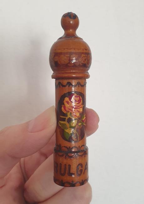 Retro flakon s voňavkou, 