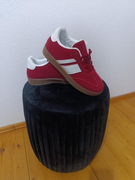 Červené tenisky na šnurovanie s bielymi pásmi, 38 / 39 / 40