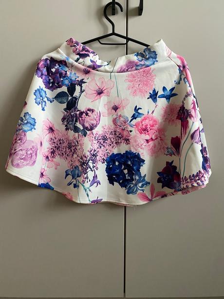 Kvetinová damska sukňa, áčkový strih, s