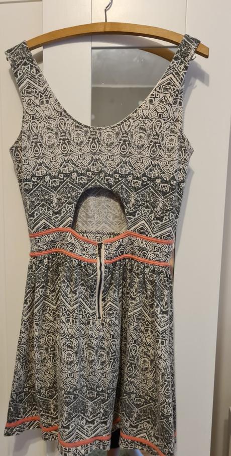 Sivé šaty s ornamentami, m