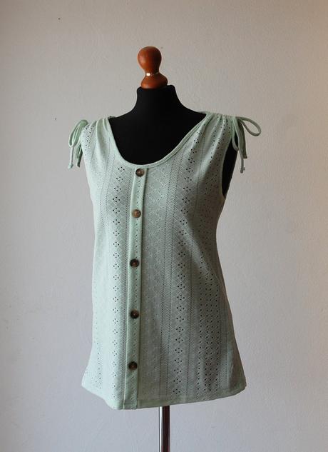 Mentolové tielko s dierovaným vzorom a gombíkmi, m