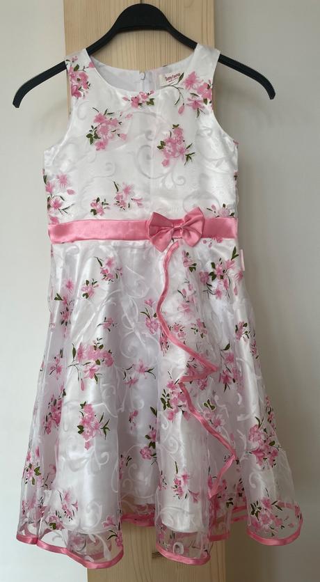 Dievcenske spolocenske saty, 152