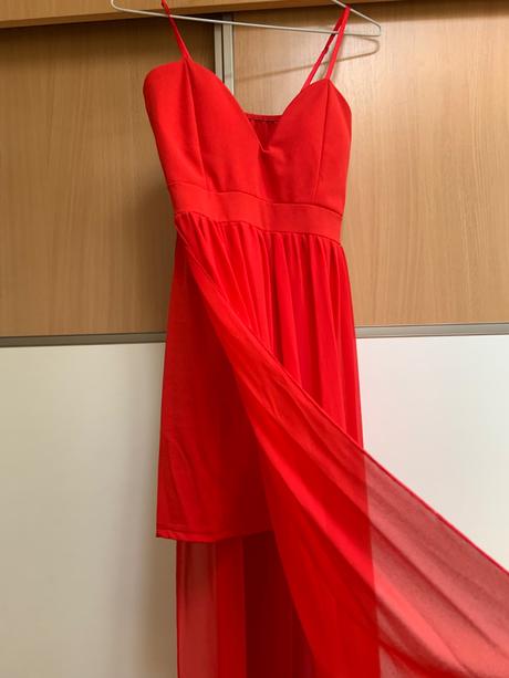 Cervene spoločenské saty, s