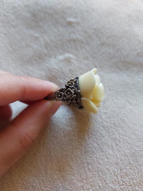 Rôzne druhy prsteňov, hodinky, kvet, motýľ, 