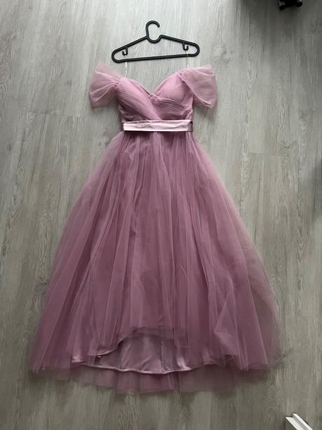 Spolocenske saty tylove s padnutymi ramenami, s