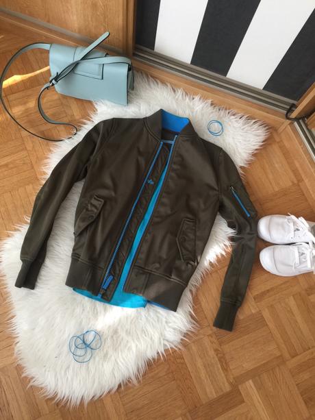 Alpha industries bombera s azurovo modrym zipsom, xs