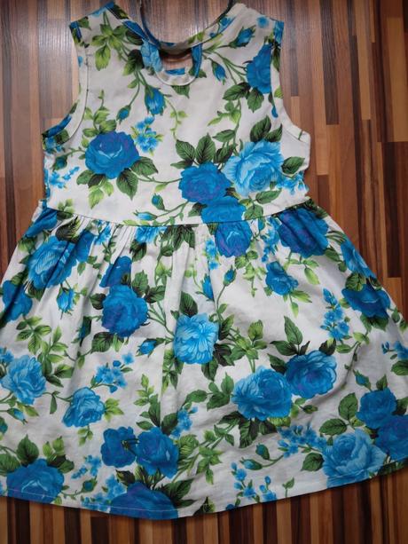 Kvetované šaty, 104