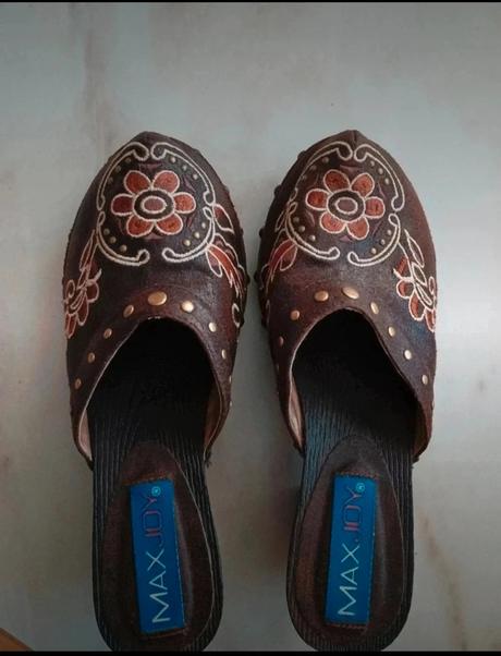 Vyšívané dreváky, 36