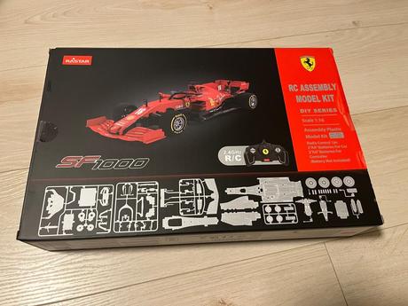 Model ferrari na dialkové ovládanie, 