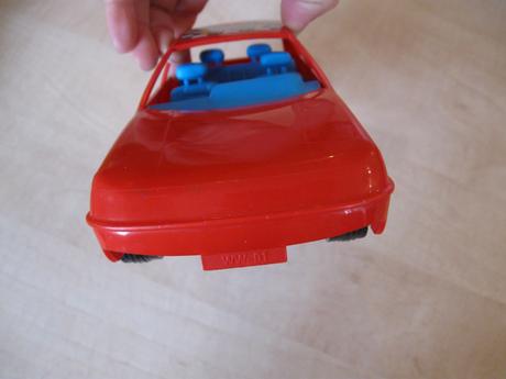 Červené plastové autíčko, 