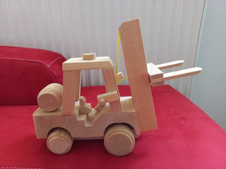 Dreveny vysokozdvizny vozik, 