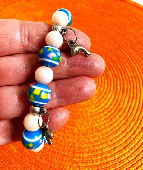 Náramok s delfiníkmi, 