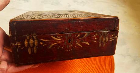 Drevená starožitná vyrezávaná kazetka, 