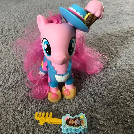 My little pony s oblecenim a klobukom, 