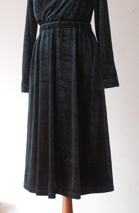 Elegantné smaragdovo zelené zamatové šaty, timeout,m