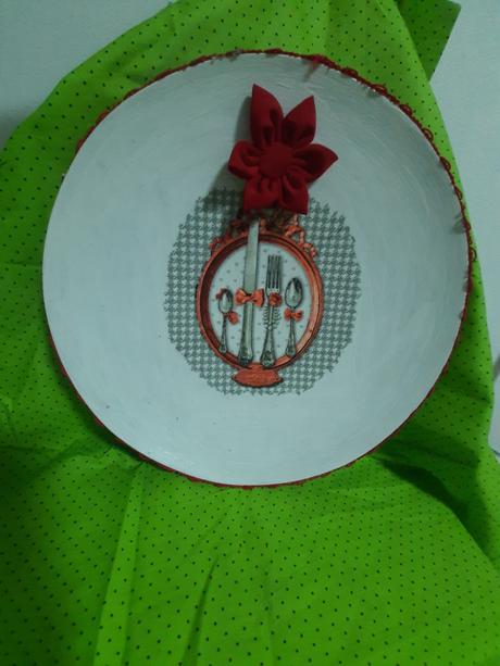 Drevený tanier s dekupage s čipkou., 