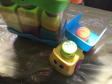 Fisher price kocky na hranie aj s autíčkom, 