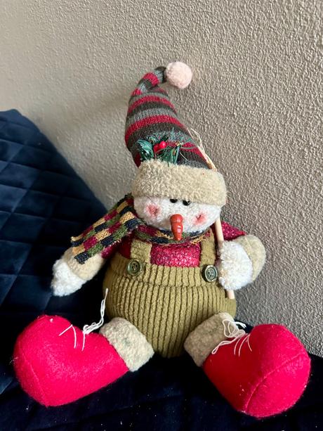 Vianočná dekorácia sediaci snehuliak, 