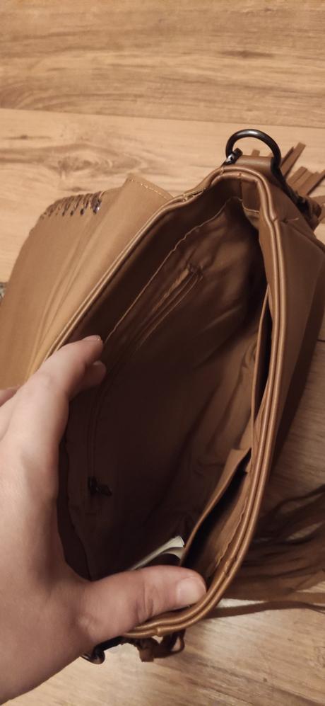 Hnedá kabelka, reserved